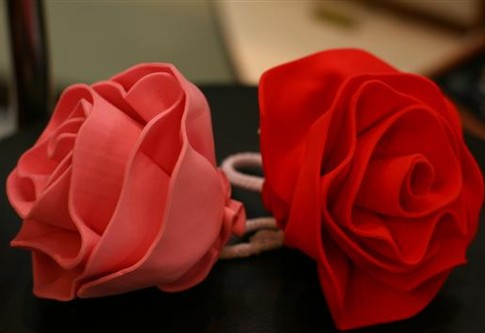 Цветок для душа<br />
Идеальный подарок для подружки, которая любит отмокать в ванной с утра до ночи. С такой мочалкой-розой красного цвета она там просто поселится.<br />
Цена: 40 грн.