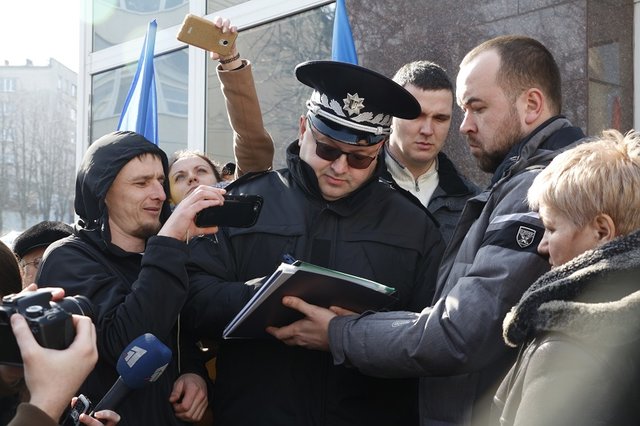 Пикет под зданием Главного управления полиции в Днепропетровской области. Фото: informator.dp.ua