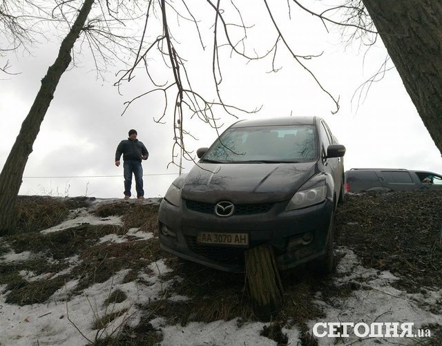 <p>Машину зупинив пеньок</p> | Фото: Анатолiй Бойко, Влад Антонов