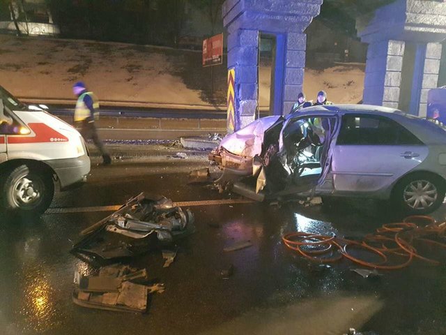 В Киеве водитель на скорости влетел в опору моста | Фото: Влад Антонов