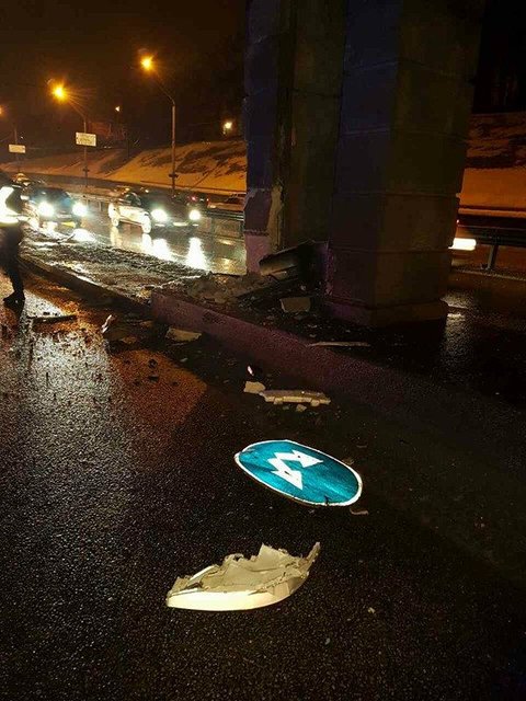 В Киеве водитель на скорости влетел в опору моста | Фото: Влад Антонов