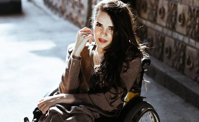 <p>Олександра Кутас – красуня на інвалідному візку. Фото: facebook, instagram</p>