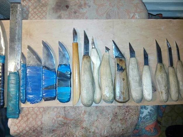 У мужчины в квартире нашли набор ножей. Фото: kyiv.npu.gov.ua