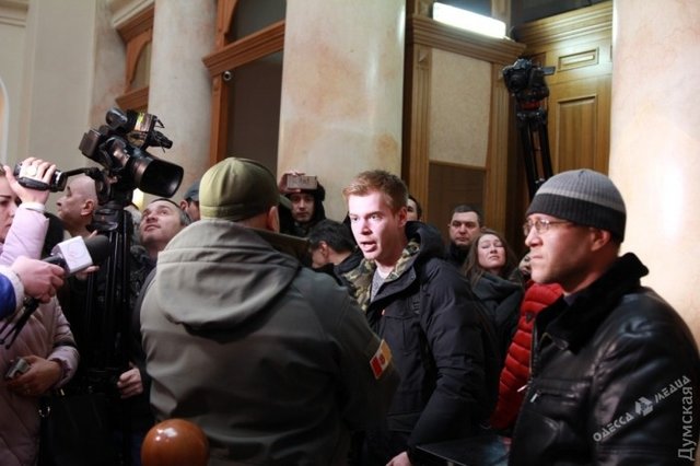 В Одессе вспыхнул конфликт у мэрии. Фото: dumskaya.net и odessamedia.net