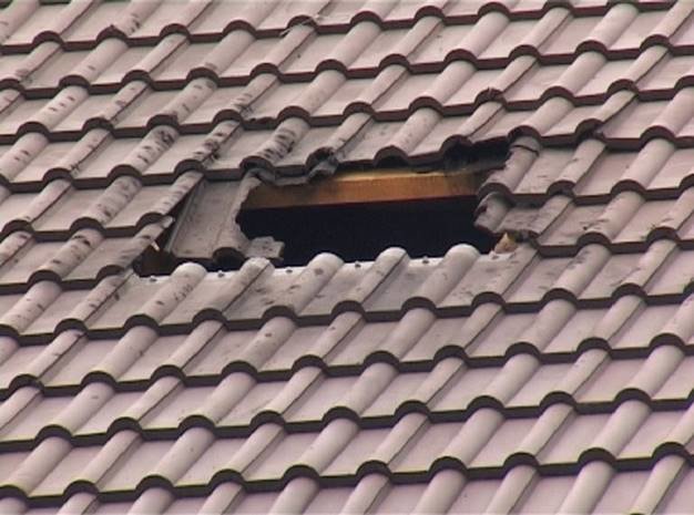 Неизвестный повредил крышу из гранатомета. Фото: kyiv.npu.gov.ua