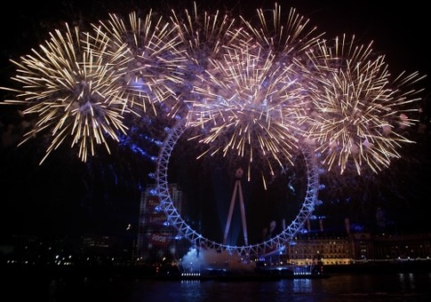 Самое огромное в мире 135-метровое колесо обозрения London Eye утопало в огнях фейерверков, а бой знаменитого Биг Бена слушали вживую 350 000 тысяч человек