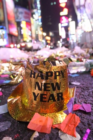 После новогодней гулянки знаменитая Times Square в Нью-Йорке оказалась под обрывками открыток, конфетти и осколками игрушек