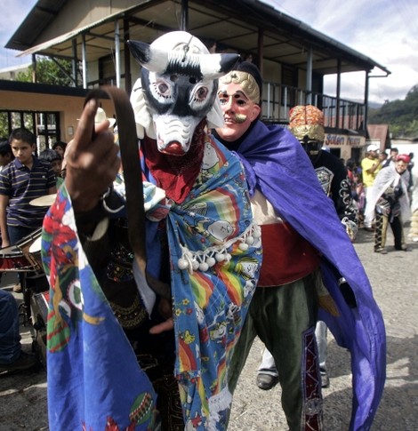 Гватемальцы встречают Новый год, отплясывая маримбу.