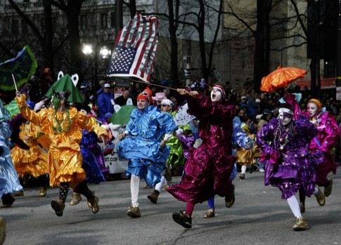 В Филадельфии (США) наступление Нового года отмечают традиционным парадом лицедеев, на который собираются веселые фокусники, мимы и другие цирковые персонажи 1 января. На этот раз парад прошел быстро — лицедеев разогнал ливень.
