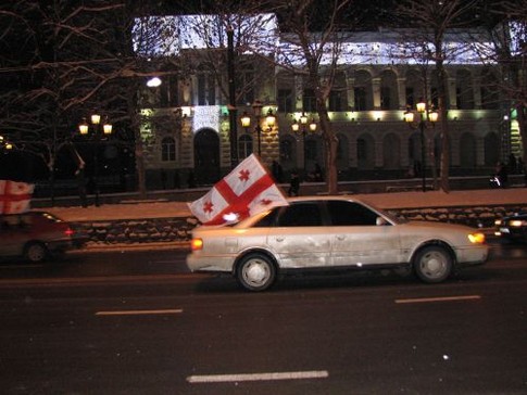 После закрытия избирательных участков по главному проспекту грузинской столицы носили автомобили сторонников Саакашвили с флагами Грузии. Фото И.Ковальчук