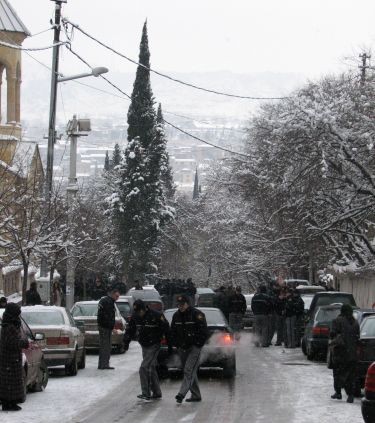 Тбилиси утопает в снегу. Однако выборам это не помешало: на избирательных участках 5 января с самого утра собрались очереди. Фото И.Ковальчук