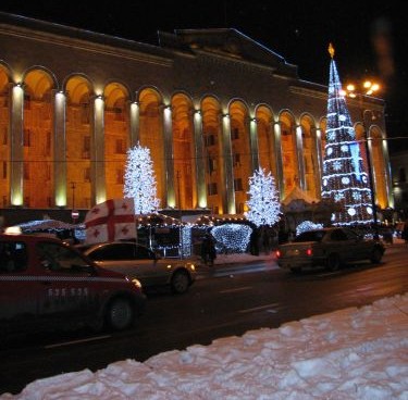 Вечер 5 января, главная елка Грузии. Пока на улицах все спокойно, полиция возле парламента появилась лишь на следующее утро. Фото И.Ковальчук