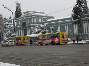 Несмотря на то, что предвыборная агитация уже закончилась, по Грузии разъезжает транспорт с агитационными плакатами, что является безусловным нарушением законодательства.