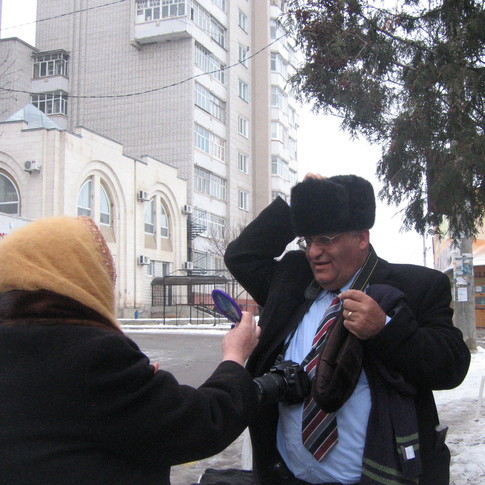 Руководителю делегации очень понравились меховые шапки. Фото: Эдуард Докс