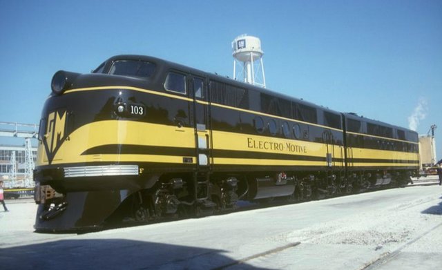 GM EMD FT 103 Demonstrator — полноценный поезд от General Motors, послуживший в свое время праведному делу демонстрации превосходства дизельных двигателей над паровыми. Подобные локомотивы выпускались с конца 1930-х и в военные годы. К 1954 было продано около 15 тысяч дизельных локомотивов, а паровозы окончательно отошли в прошлое.