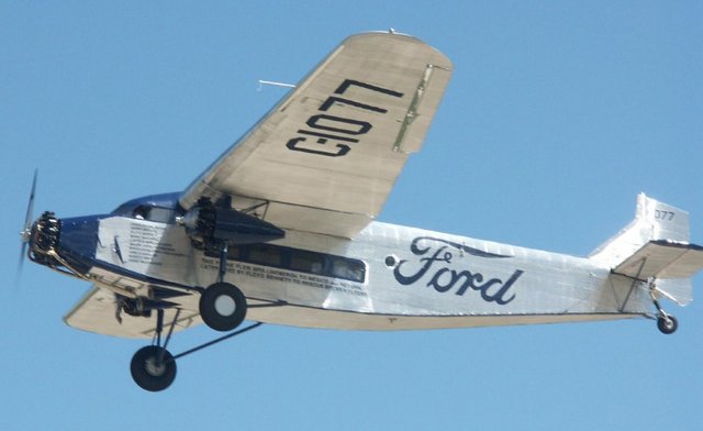 Ford Trimotor — попытка Генри Форда вложиться в авиабизнес по окончанию Первой Мировой. Trimotor был вдохновлен дизайном немецкого Fokker, и в период с 1926 по 1933 год было выпущено 199 таких самолетов. Ранняя версия 4-AT была рассчитана на двух пилотов и восемь пассажиров, 5-AT могла перевозить тринадцать человек.