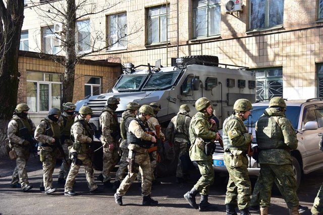 В Авдеевку направлено спецподразделение правоохранителей. Фото: полиция