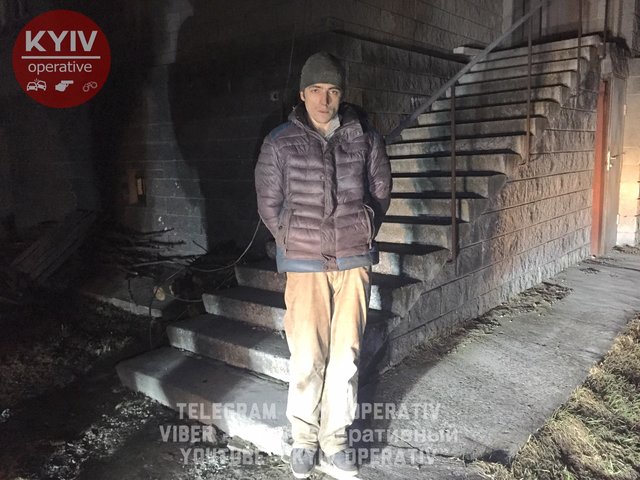 <p>Чоловіка, який стояв "на стрьомі", затримали. Фото: facebook.com/KyivOperativ</p>