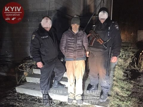<p>Чоловіка, який стояв "на стрьомі", затримали. Фото: facebook.com/KyivOperativ</p>