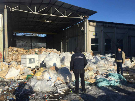 Ненадлежащее хранение опасных отходов привело к протеканию и загрязнению земельного участка. Фото: полиция