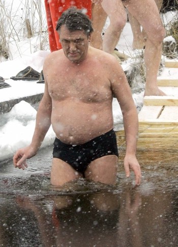 2006 год. Ющенко купался близ казацкой церкви Покрова Пресвятой Богородицы на "Отрадном" 