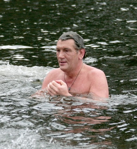 2007 год. Ющенко омывался в озере в Пуще-Озерного подальше от людей