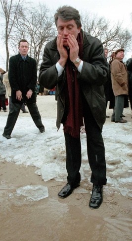 2001 год Тогда премьер Ющенко только омыл лицо и руки на берегу Днепра 