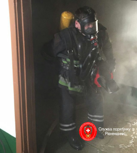 В Ровно горело общежитие. Фото: ГСЧС