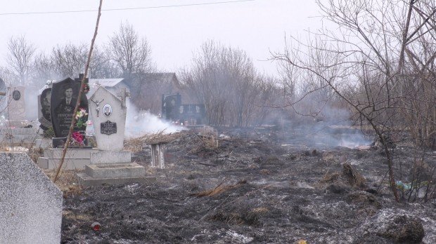 В Калуше огонь добрался до кладбища. Фото: vikna.if.ua