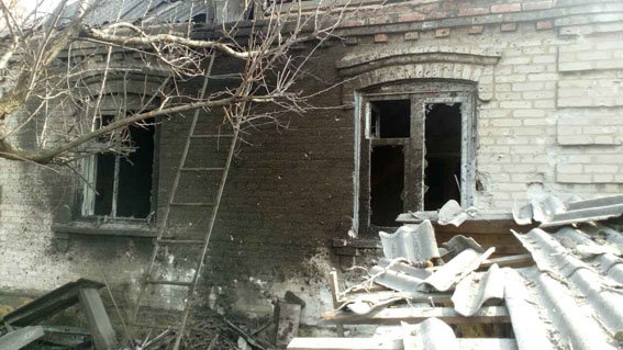 Боевики обстреляли жилые дома в Марьинке. Фото: полиция