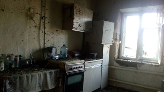 <p>Бойовики обстріляли житлові будинки в Мар'їнці. Фото: поліція</p>