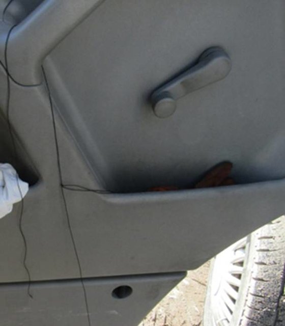 В салоне авто нашли самодельное взрывное устройство. Фото: полиция