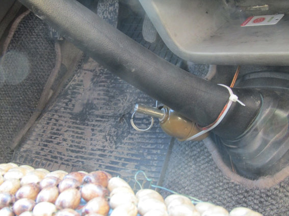 В салоне авто нашли самодельное взрывное устройство. Фото: полиция
