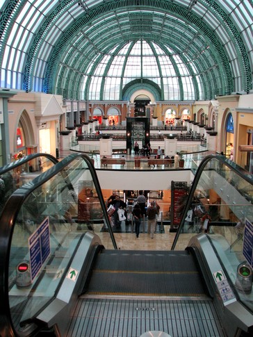 МАГАЗИН-ГИГАНТ <br />
Dubai Mall — самой большой магазин в мире, площадью 3 млн кв.м. Это свыше тысячи магазинов и бутиков. На паркинге свободно размещаются 14000 авто. Чтобы просто пройти пешком весь холл в одну сторону, нужно полтора часа. Самый большой в Украине столичный ТЦ 