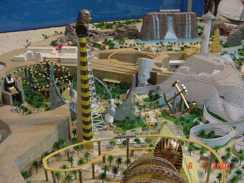 ПОБРОДИТЬ С ДИНОЗАВРАМИ.<br />
Dubailand — самый большой игровой парк в мире, в котором соединены 6 совершенно разных "планет". Здесь можно совершить космический полет на компьютерных авиастимуляторах, ощутить себя карликом среди передвигающихся динозавров, попасть в легенды о Синбаде и Аладдине. Стоимость билета на целый день развлечений — 100$.