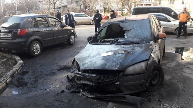 Депутату Винницкого горсовета сожгли авто. Фото: Facebook / Roman Kowalski