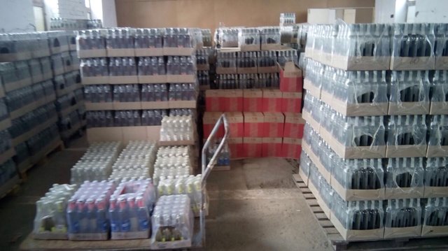 А складе в Каховке нашли 65 тысяч бутылок поддельной водки. Фото: СБУ