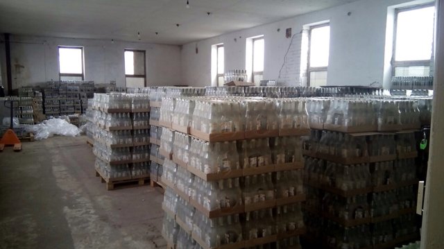 А складе в Каховке нашли 65 тысяч бутылок поддельной водки. Фото: СБУ