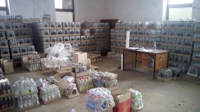 <p>На складі в Каховці знайшли 65 тисяч пляшок підробленої горілки. Фото: СБУ</p>