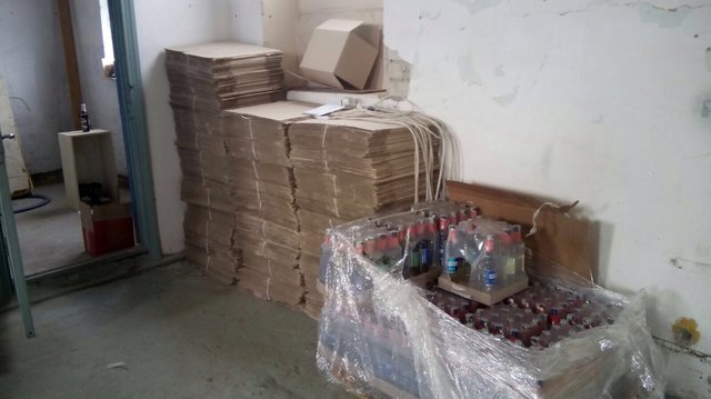 <p>На складі в Каховці знайшли 65 тисяч пляшок підробленої горілки. Фото: СБУ</p>