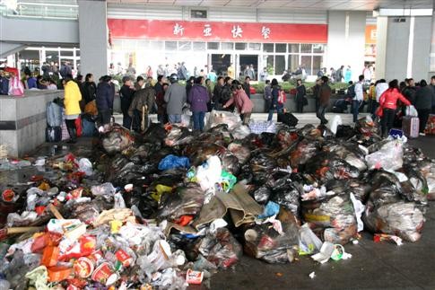 Тысячи людей ждут в аэропортах и на вокзалах, оставляя за собой кучи мусора.
