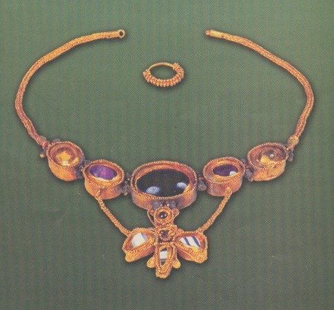 Сарматка. Золотое ожерелье с драгоценными камнями, найденное в Михайловке