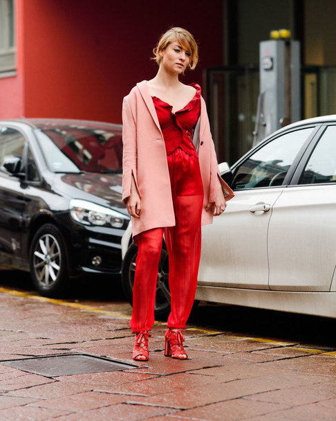 <p>Базовий червоний – не тільки модний, але й універсальний колір. Фото: Tyler Joe</p>