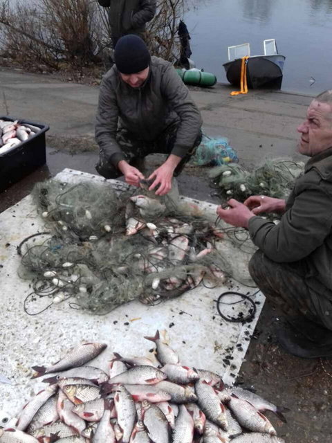 Правоохранители обнаружили неизвестного, который ловил с лодки рыбу. Фото: kyiv.npu.gov.ua