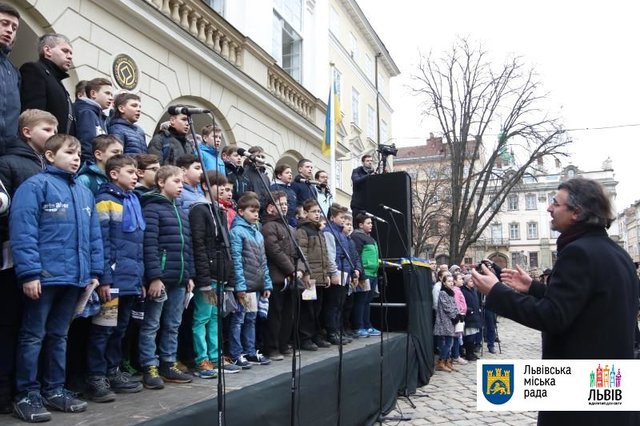 Перед входом в Ратушу прощла торжественная акция. Фото: city-adm.lviv.ua