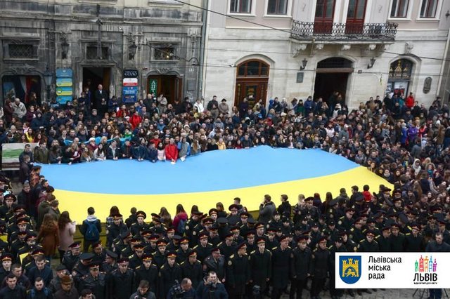 <p>Перед входом у Ратушу пройшла урочиста акція. Фото: city-adm.lviv.ua</p>
