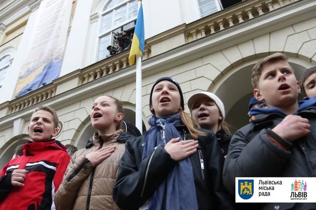 <p>Перед входом у Ратушу пройшла урочиста акція. Фото: city-adm.lviv.ua</p>