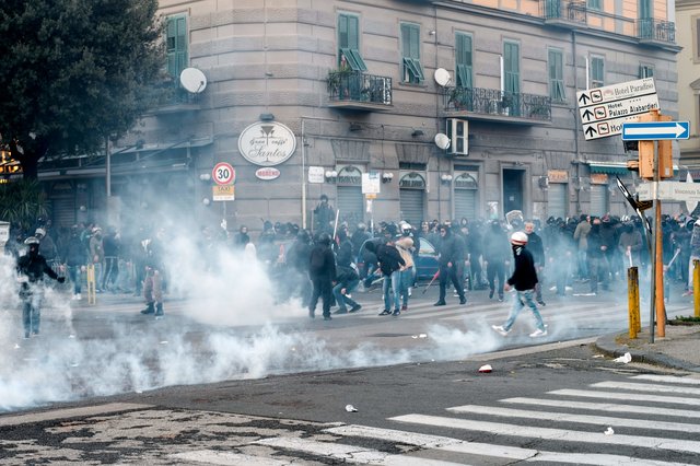Стычки с полицией в Неаполе. Фото: AFP