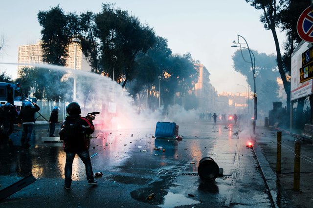 Стычки с полицией в Неаполе. Фото: AFP