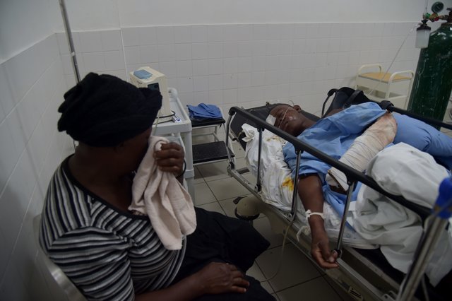 Число жертв столкновения автобуса с толпой людей на Гаити возросло, фото AFP
